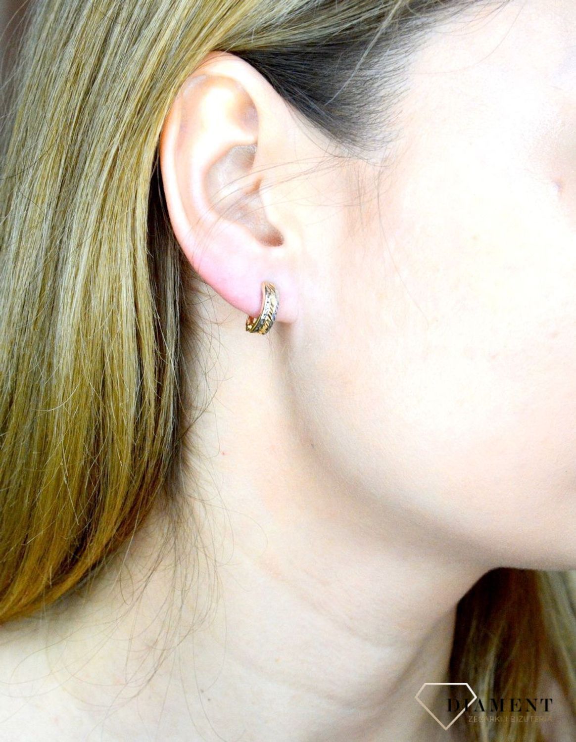 Złote kolczyki 375 angielskie z grawerowaniem i białym złotem KL 6089A 375. Złote kolczyki wykonane z najwyższej jakości żółtego złota, próba 375, waga około 1,05 gram. Kolczyki w minimalistycznym stylu, wpisujące się w obecne trendy.jpg